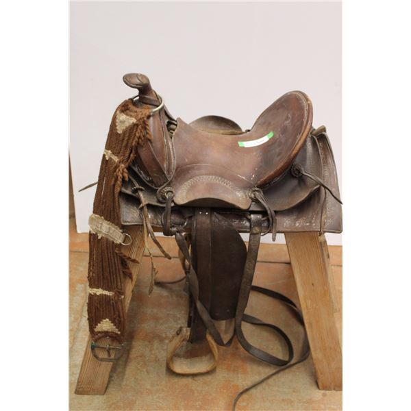 *Ranch Saddle, Early 1900's, 13.5" Seat, Gullet 3.5", Rawhide Covered Tree - The Horse Shoe Brand GW