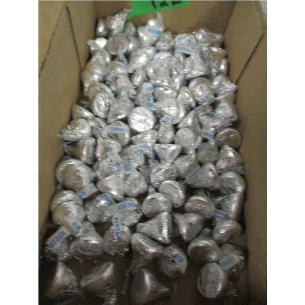 FREIGHT DAMAGE (AS IS):  FLAT C/W HERSHEY KISSES