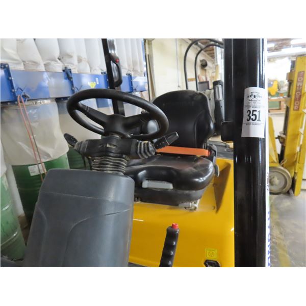 Hyundai 30L7A 6K Lb. Cap LP Air Tire Forklift w/Triple Mast and Side Shift