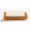 Image 1 : 4.5" X 2.5" RIGID NATURAL OIL STONE WITH LEATHER