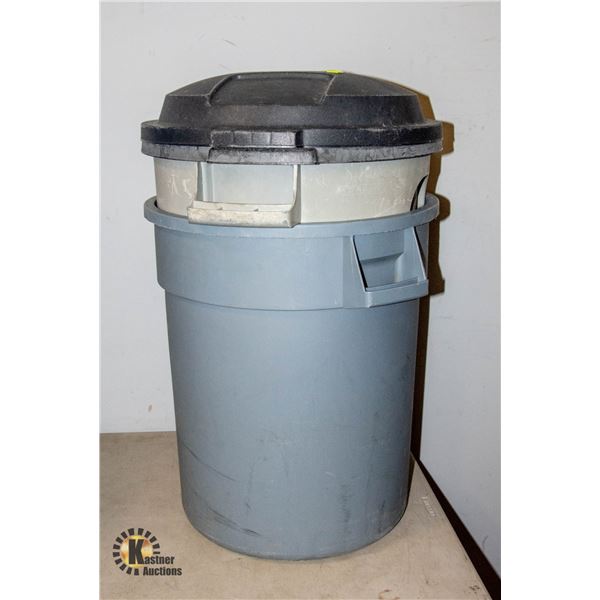 2 RUBBER MAID STORAGE RUBBER LIDS