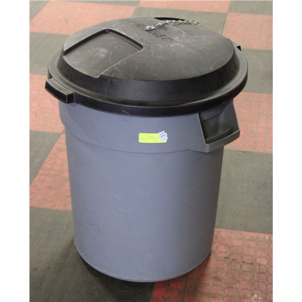 RUBBERMAID ROUGHNECK GARBAGE CAN 22" H