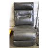 Image 1 : LA-Z-BOY LEATHER SEAT SECTION *MISSING ARM RESTS*