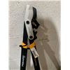 Image 2 : FISKARS PowerGear Titanium 32 in. Bypass Lopper in good conditions