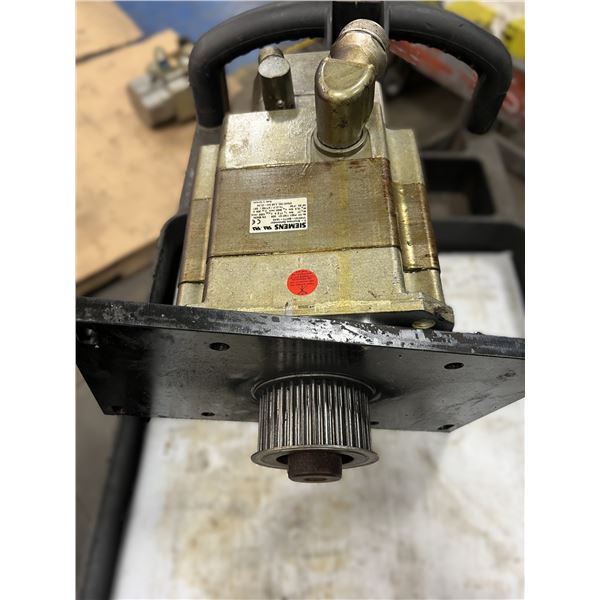 Siemens #1FK6101-8AF71-1AH0 Servo Motor (one connection plug is damaged)