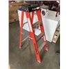 Image 2 : AS NEW FEATHERLIGHT FIBERGLASS 4FT STEP LADDER