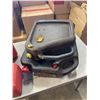 Image 2 : JERRY CANS AND OIL CANS