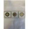 Image 2 : 3 CANADIAN TOONIES 2 - 2007 NORTHERN LIGHTS COLOURED AND NON COLOURED PLUS 2022 BLACK TOONIE IN MEMO