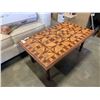 Image 2 : MOSAIC OAK AND HARDWOOD COFFEE TABLE