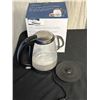 Image 2 : INSIGNIA 1.7L ELECTRIC GLASS KETTLE - TESTED WORKING, RETAIL $49