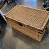 Image 2 : WICKER TRUNK AND CARPET RUNNER