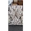 Image 2 : TWO ACCENT CHAIRS WITH FOUR MATCHING THROW PILLOWS