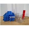 Image 1 : 2 mixing bowls and ice cube trays