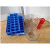 Image 2 : 2 mixing bowls and ice cube trays