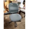 Image 1 : Green adjustable office chair - 34"H excellent cond