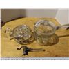 Image 1 : Pyrex teapot and cooking pot