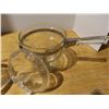 Image 2 : Pyrex teapot and cooking pot