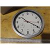 Image 2 : Gold toned lamp and quartz clock- untested