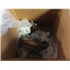Image 4 : box of decrotive items