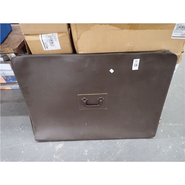 Large Artist Attache