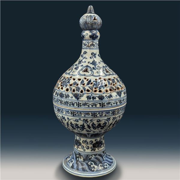 A Large Chinese Blue And White Porcelain Lidded Censer