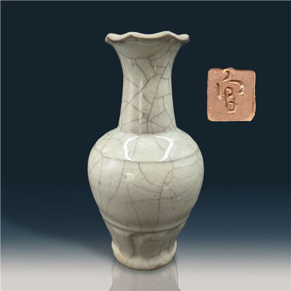 Chinese Celadon Crackle Glaze Guan Ware Vase With Mark