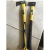 Image 1 : 2 2.5lb axes with fibreglass handles