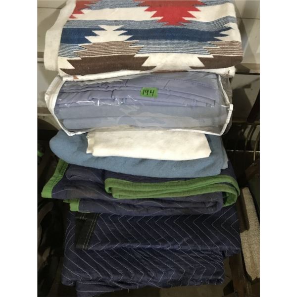 Box with 2 shipping blankets + 4 other blankets