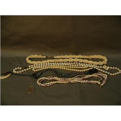 Lot of 5 pearl necklaces (241)