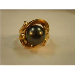 14K gold ring with black pearl and many small diamonds .3 oz total weight (241)