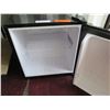 Image 2 : Magic Chef Compact Refrigerator