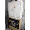 Image 2 : LOT DE 2 CABINETS AVEC CONTENU