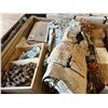 Image 2 : CAISSE EN BOIS D'ARTICLES DIVERS