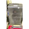 Image 2 : 2 HARD SHELL SUITCASES SWISS GEAR AND AIR CANADA *WHEEL BROKEN*