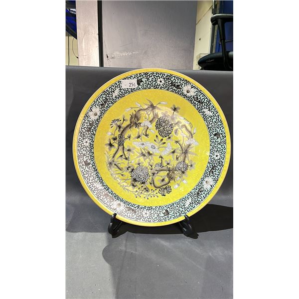 LARGE YELLOW GROUND FAMILLE ROSE ROYAL STUDIO CHARGER