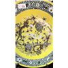 Image 2 : LARGE YELLOW GROUND FAMILLE ROSE ROYAL STUDIO CHARGER