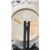 Image 3 : LARGE YELLOW GROUND FAMILLE ROSE ROYAL STUDIO CHARGER