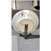 Image 4 : LARGE YELLOW GROUND FAMILLE ROSE ROYAL STUDIO CHARGER