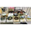 Image 1 : SHELF OF ASSORTED COLLECTIBLE PLATES & ARTWORK