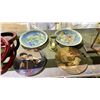 Image 3 : SHELF OF ASSORTED COLLECTIBLES INCLUDING; PLATES, HOURGLASS, MINI GONG & MORE