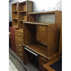 Lot of to desks, chest of drawers, book case (256)