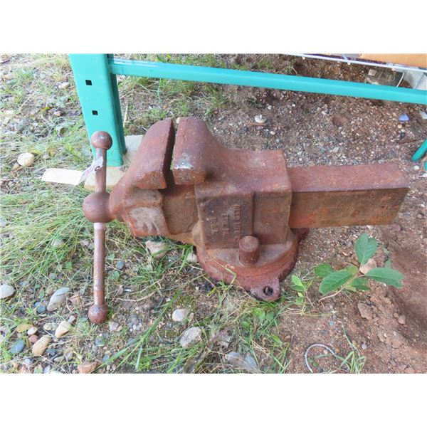 antique reed manufacturing bench vise 153lbs