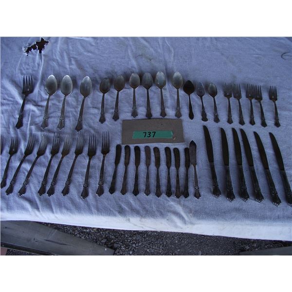 42 piece set of silverware, 1960-70 Wm A Rogers Oneida LTD needs good polish