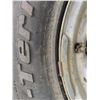 Image 3 : 2 6 bolt GM / chevy rims with worn 265-70-R17 tires