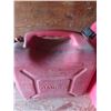 Image 2 : 5 and 5.5 gal jerry cans