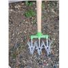 Image 3 : green garden weeder