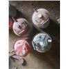 Image 1 : 4 vintage gas cans