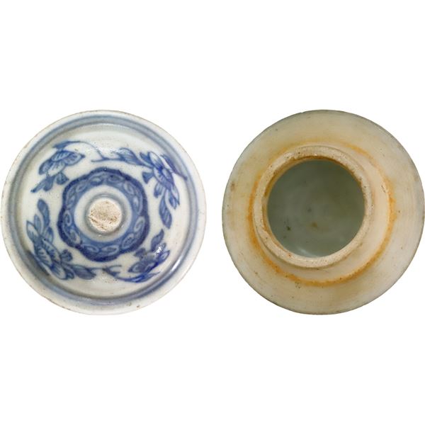 Small, Chinese Kangxi blue-on-white porcelain teapot lid, ex-Bennebroek (1713).