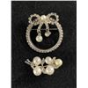 Image 1 : 2 Vintage Rhinestone and Pearl Silvertone Brooches