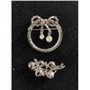 Image 2 : 2 Vintage Rhinestone and Pearl Silvertone Brooches